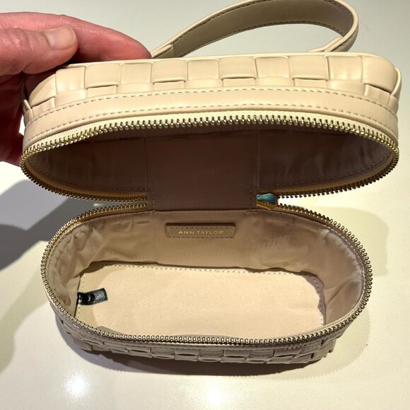 NWT Ann Taylor Woven Makeup Case - Sands Edge - Picture 4 of 9